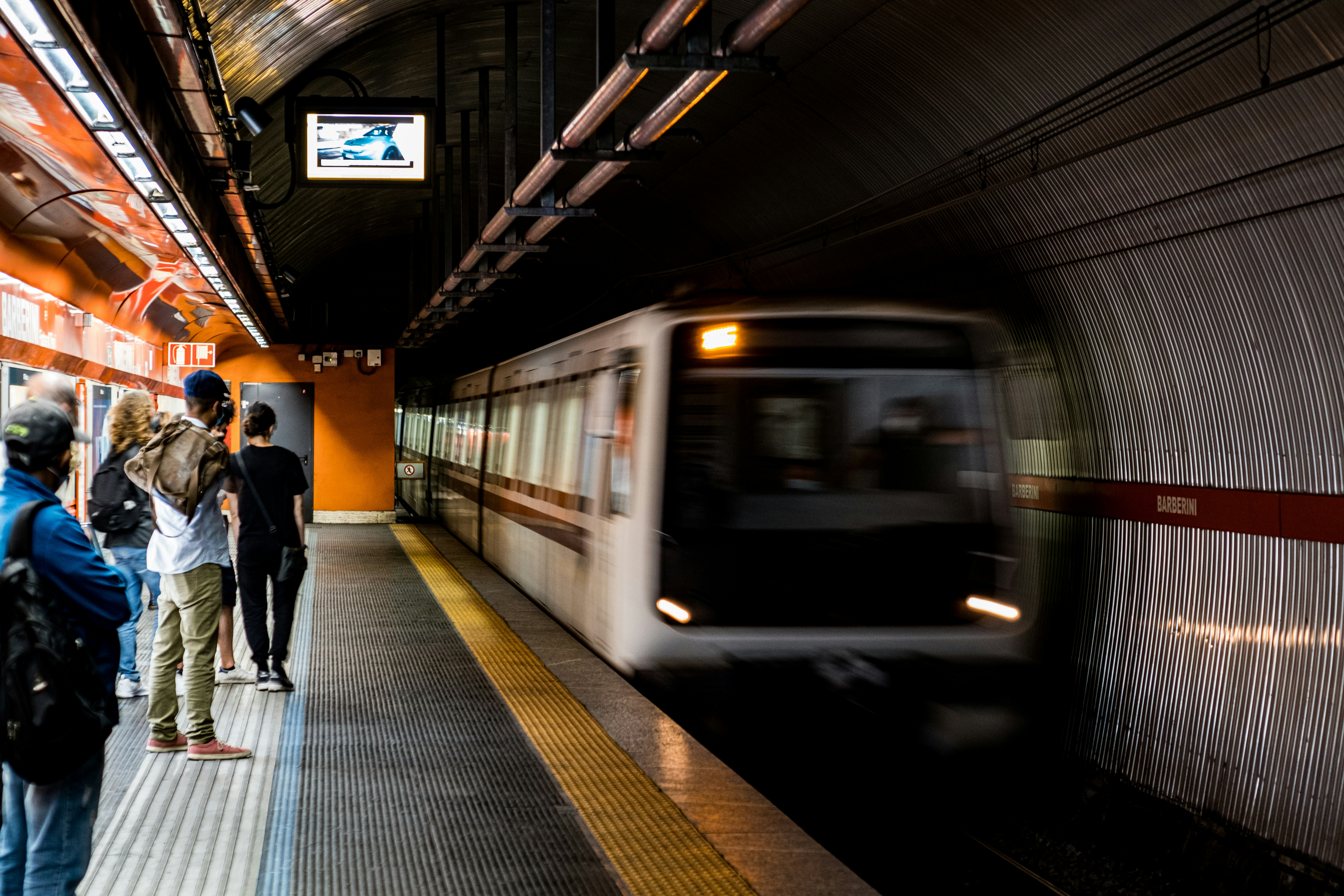 metro arriva in staz.jpg